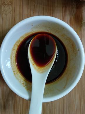 将生抽、陈醋、盐、白糖和番茄酱调成调料汁备用。