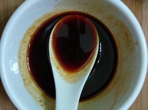 将生抽、陈醋、盐、白糖和番茄酱调成调料汁备用。