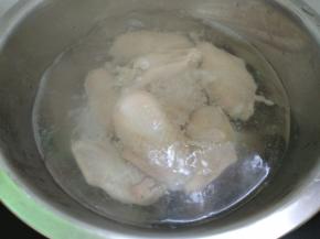 鸡翅放入开水里焯一下，捞出沥干。