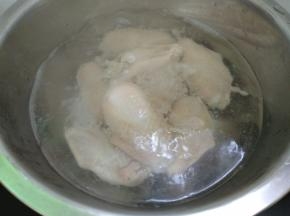 鸡翅放入开水里焯一下，捞出沥干。