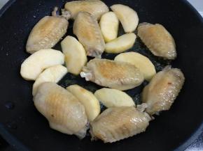 接着放入苹果煎一下。