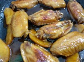 加适量清水至淹没鸡翅的一半，加盖文火焖煮至收汁即可出锅。