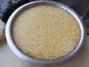 酸菜切碎泡水
3