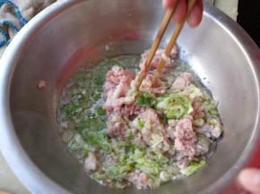 酸菜攥干水，再过一遍水，在攥干水，防止有腌酸菜水的味道
4