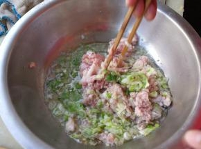酸菜攥干水，再过一遍水，在攥干水，防止有腌酸菜水的味道
4