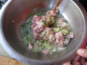 肉放在盆里加葱花，油烧热倒进去
5
