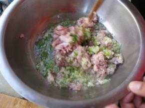 肉放在盆里加葱花，油烧热倒进去
5