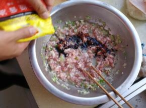 加入黄豆酱油