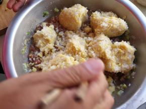 加入已经控干水分的酸菜
10