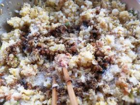 我的酱油放的有点少了，又加了点，加入盐和味精