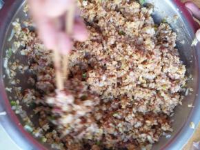 搅匀，酸菜要完全松散