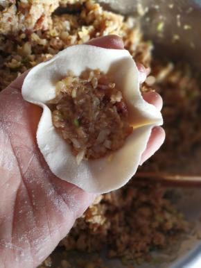 放入酸菜猪肉馅
19