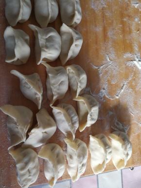 包好的饺子沾点面排排坐放在旁边
21