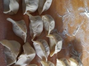 包好的饺子沾点面排排坐放在旁边
21