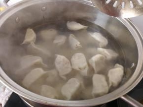 放入已经翻开的水中，煮，煮个10分钟左右就可以啦
22