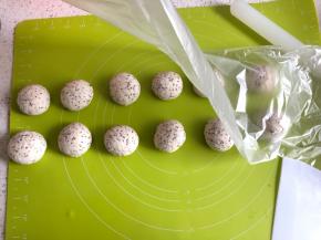 面团平均分为12份，大约每一份39g，把面团揉圆，盖上保鲜膜松弛15分钟