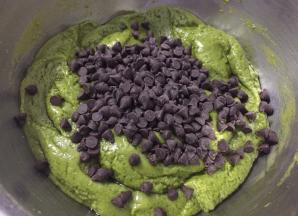 加入巧克力豆，用刮刀轻轻翻拌