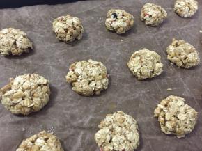 用手或勺子整形放入烤盘中，然后压扁。形状随机