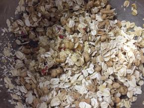 把混合后的燕麦倒入蛋液中