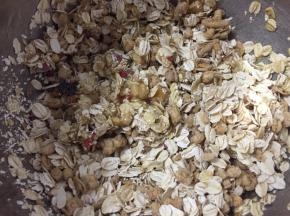 把混合后的燕麦倒入蛋液中