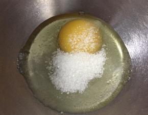 鸡蛋加入砂糖，打散