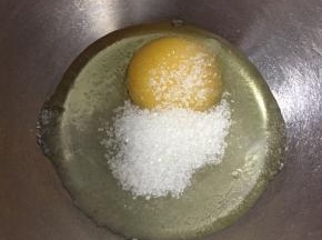 鸡蛋加入砂糖，打散