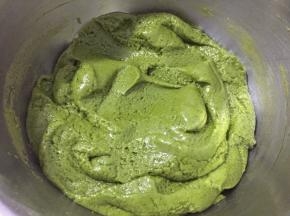 加入到液体混合物中，翻拌均匀