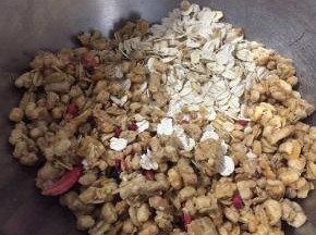 即食燕麦和果干混合均匀