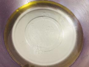 砂糖、盐倒入热水中融化