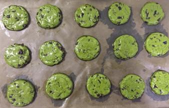 码放在烤盘中，送入预热后的烤箱160度30-35分钟左右