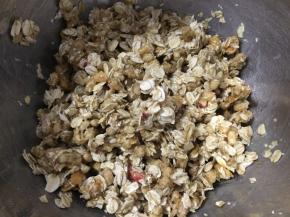 翻拌，使燕麦被蛋液包裹