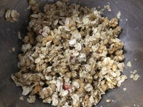 翻拌，使燕麦被蛋液包裹