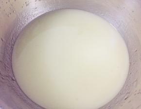 加入植物油后搅拌均匀