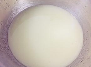 加入植物油后搅拌均匀