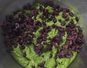 然后倒入剪碎的蔓越莓干