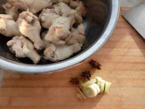 准备材料，鸡翅根焯一下控干备用。