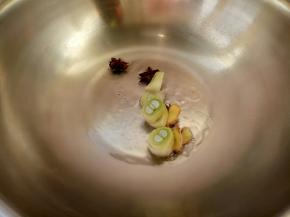 锅热放油，放入葱花，姜片，大料翻炒几下。