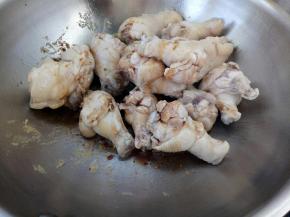 放入鸡翅根翻炒，淋点生抽。