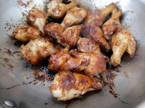 再倒入老抽翻炒。