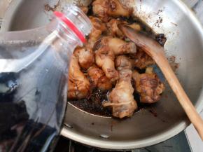 倒入适量的可乐和少许清水。盖盖中火炖。