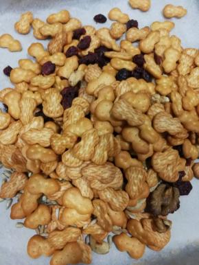 先准备好各种原材料，饼干和坚果混合均匀，干果类我用的是 核桃，腰果，瓜子仁和花生，是做月饼剩下的，就直接放进去了，冬天太冷懒的出门
2