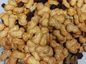 先准备好各种原材料，饼干和坚果混合均匀，干果类我用的是 核桃，腰果，瓜子仁和花生，是做月饼剩下的，就直接放进去了，冬天太冷懒的出门
2