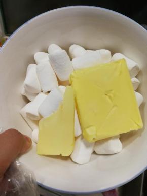 为了少刷碗 棉花糖和黄油直接放在一个盘子里了 
3