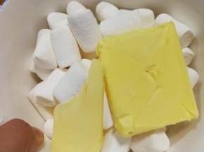 为了少刷碗 棉花糖和黄油直接放在一个盘子里了 
3