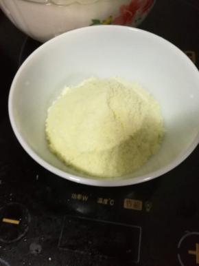 奶粉称好重量 
4