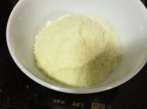 奶粉称好重量 
4