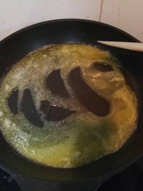 黄油融化了以后 这个程度就可以加入棉花糖了