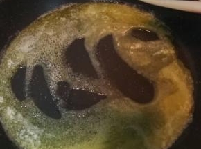 黄油融化了以后 这个程度就可以加入棉花糖了