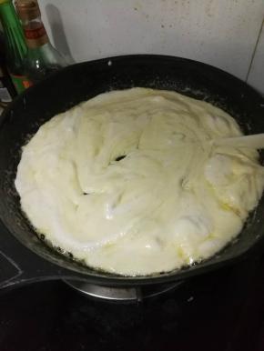 把奶粉向棉花糖里按压
12