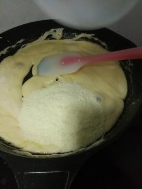 这个程度就加入准备好的饼干和干果，然后按压搅拌
14